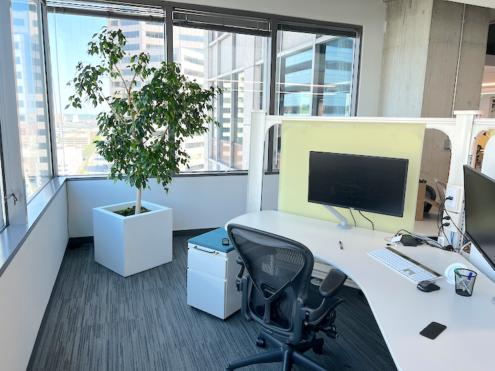 Emarsys-White-Simple-Office-Planter
